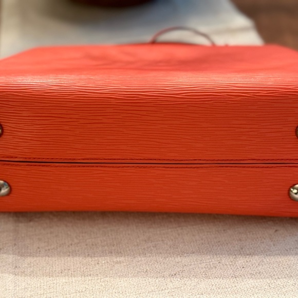 Louis Vuitton Clooney MM Handbag - Picture 7 of 16